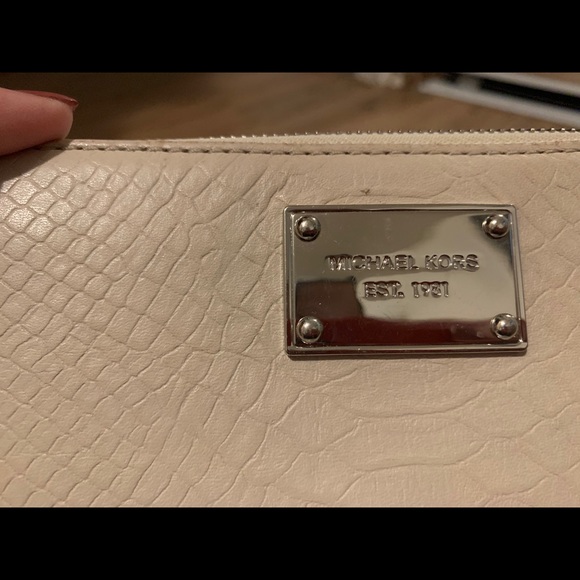 Michael Kors Zip Around Wallet. - Picture 5 of 8